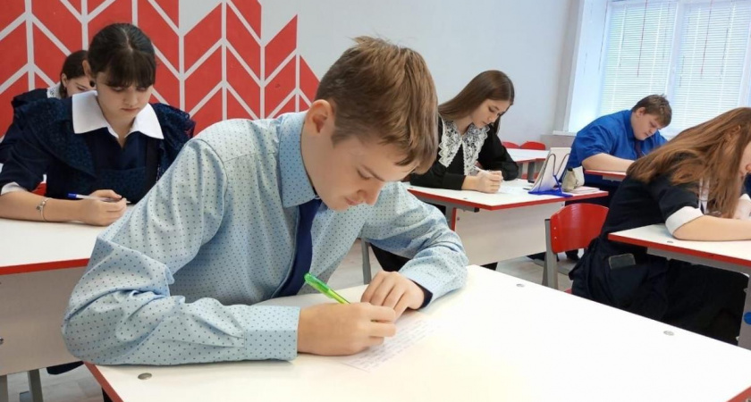 Школьники Мордовии пишут новогодние письма бойцам в зоне СВО