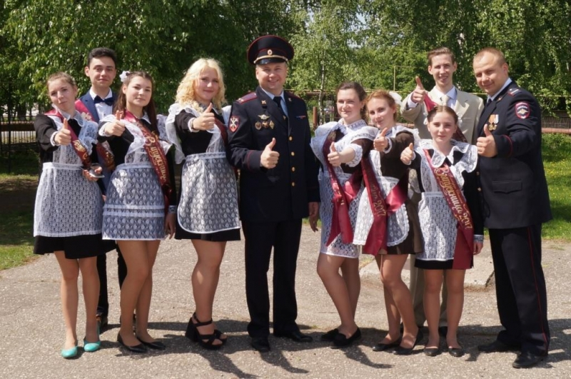В Мордовии полицейские участвовали в линейке в честь окончания учебного года