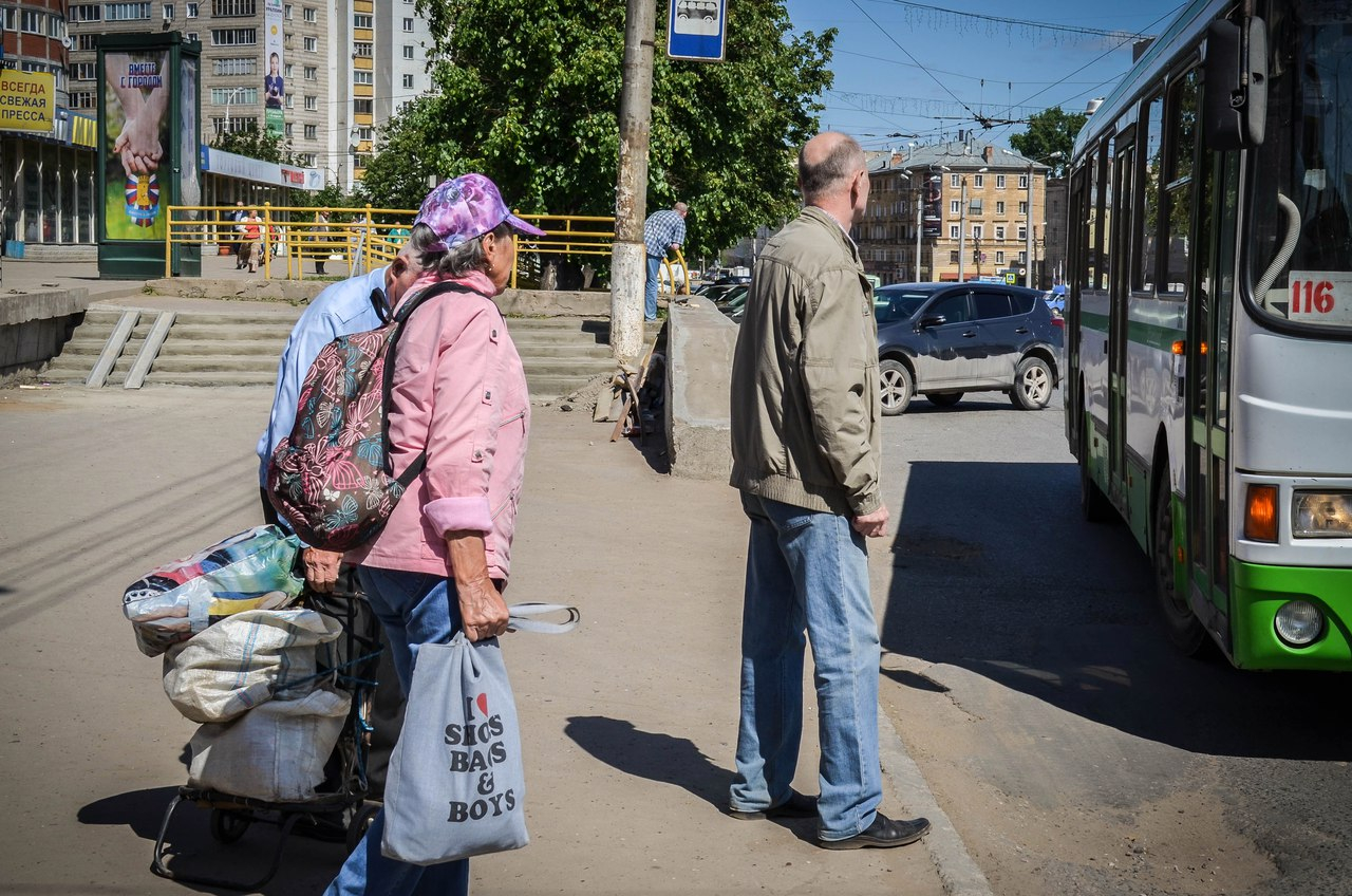 Не удержалась: В Саранске пенсионерка упала в салоне автобуса