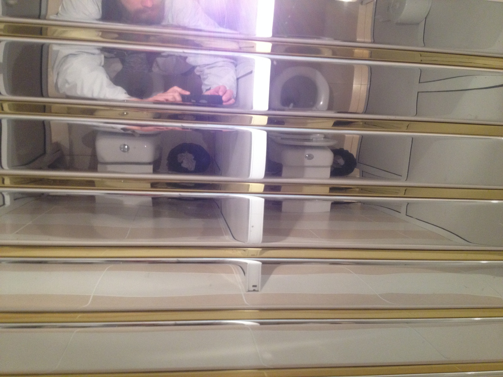 Зеркальный потолок в туалете саранского железнодорожного вокзала «взорвал» соцсети