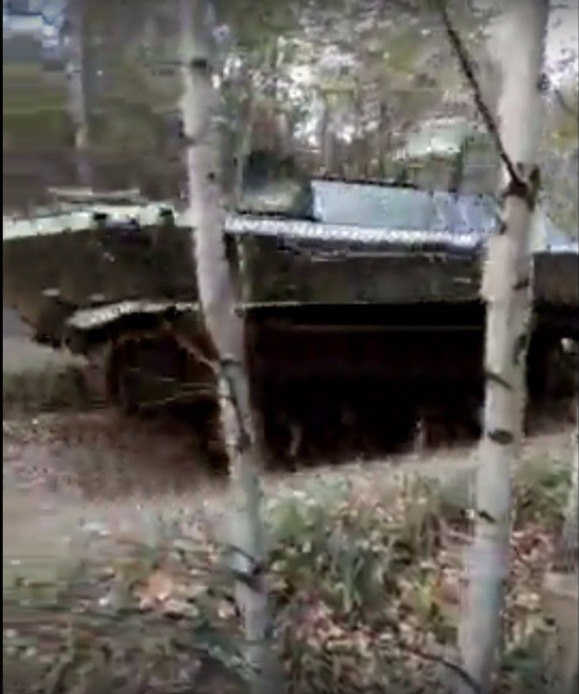 В Мордовии по лесу катается танк