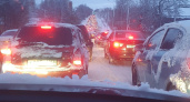 На улице Титова в Саранске из-за нечищеных дорог возникли огромные пробки