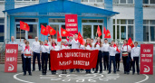 В Саранске школьники воссоздали первомайскую демонстрацию советских времен