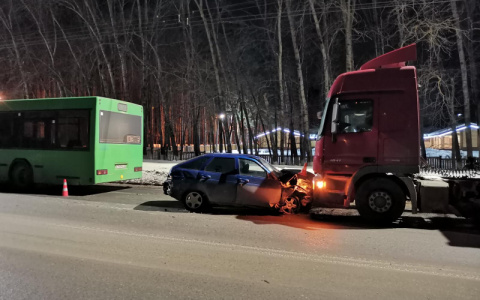 Две легковушки, автобус и грузовик: появились подробности серьезного ДТП в Саранске