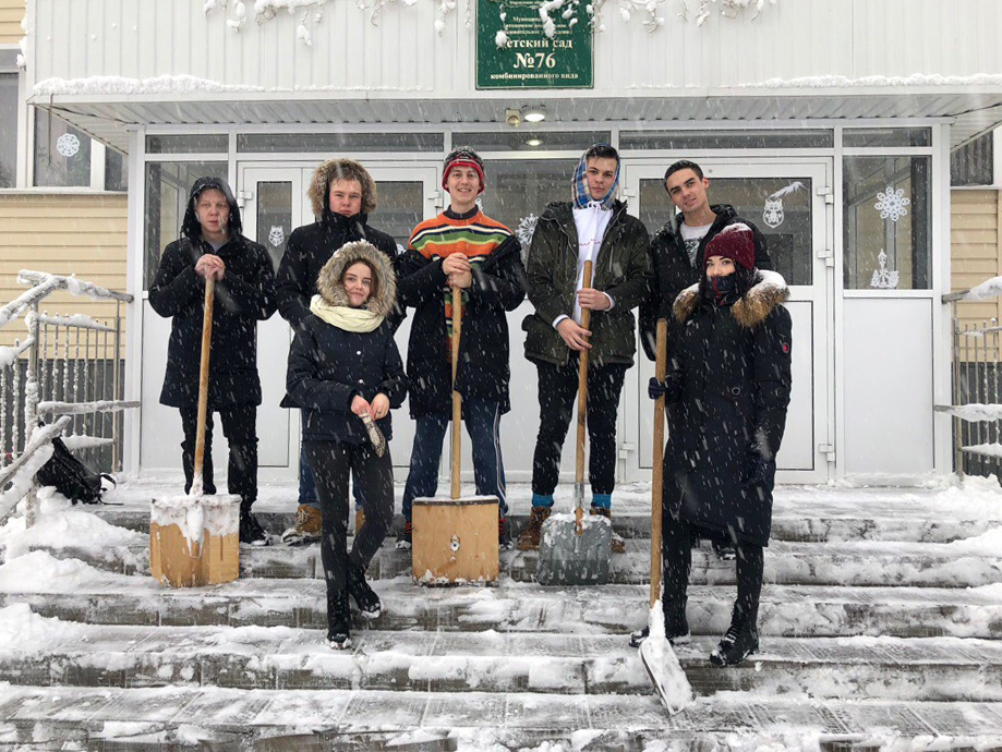 В Саранске студенты убрали снег возле детских садов и интерната для престарелых