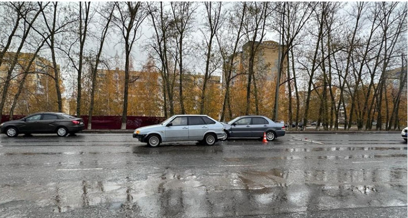 На улице Победы в Саранске в ДТП с Mitsubishi Lancer пострадала 24-летняя девушка