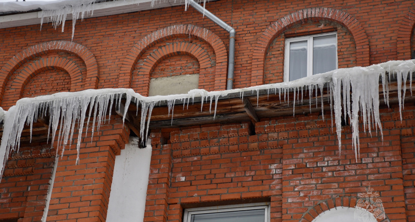 МЧС по Республике Мордовия просит граждан не приближаться к крышам зданий из-за схода снега