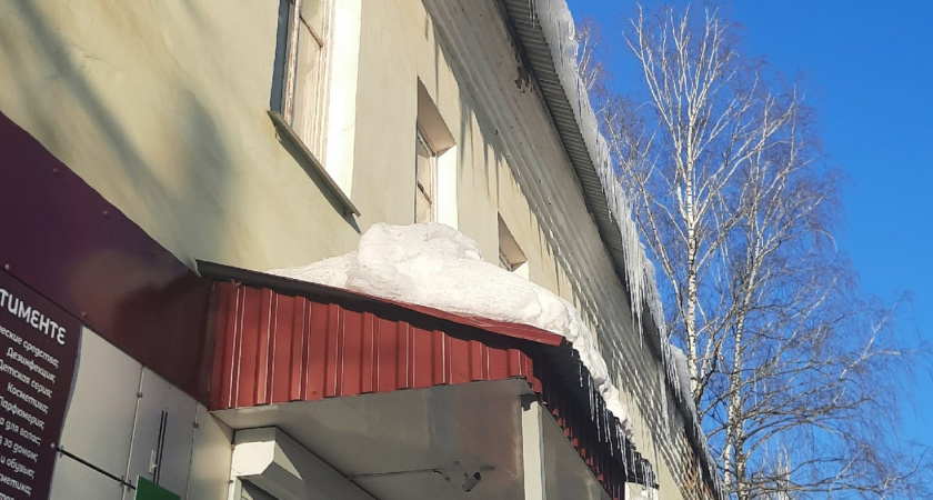 Жители Саранска пожаловались на свисающие с крыш сосульки и снег
