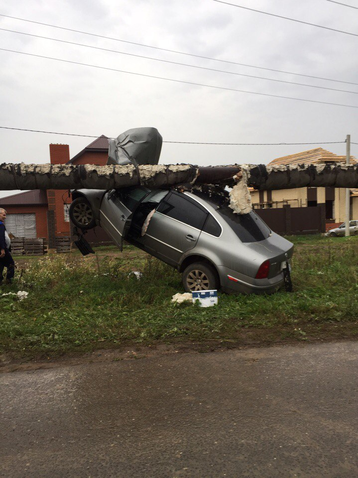 В Мордовии автомобиль попытался «забраться» на трубы теплотрассы