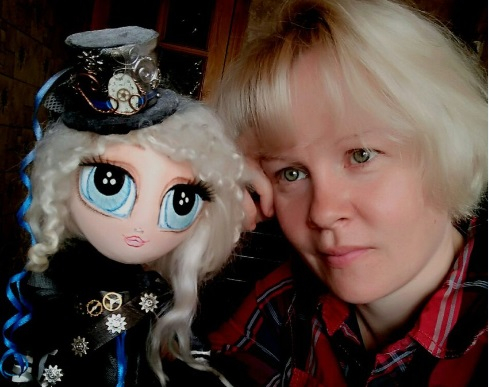 Жительница Саранска подарила куклу певице Наргиз
