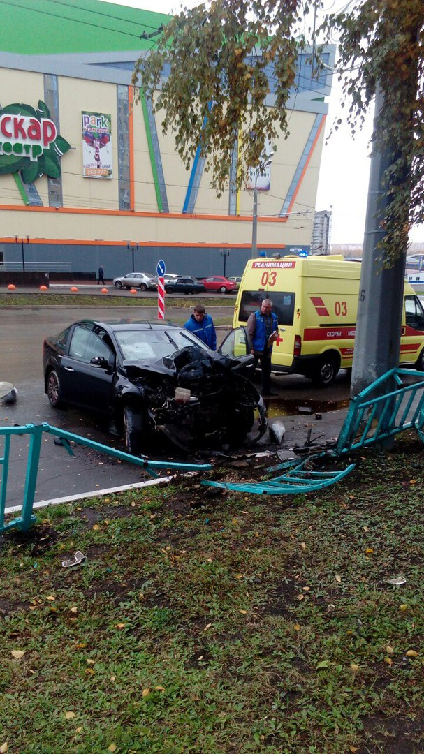 В Саранске автомобиль снес ограждение около торгового центра