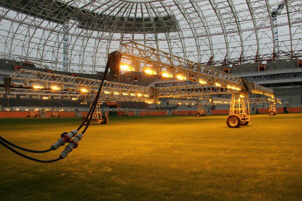 На стадионе «Мордовия Арена» выращивают газон с помощью искусственного солнца
