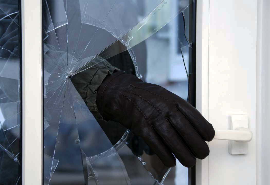 Двое жителей Мордовии разбили витрину магазина и похитили сотовые телефоны