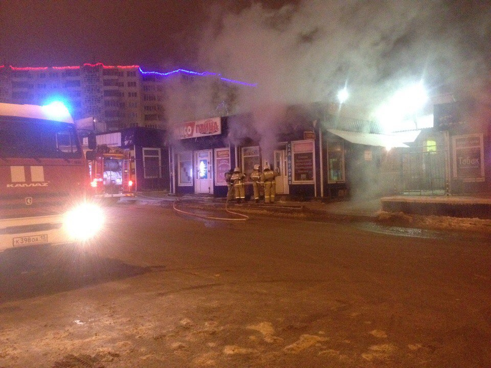 В Саранске пожарные спасали торговый павильон на городском рынке 