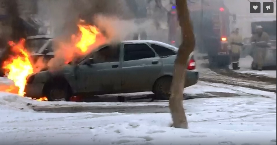 В центре Саранска вспыхнул легковой автомобиль 
