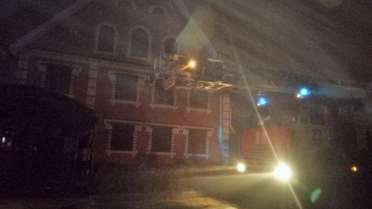 В Саранске пожарные спасли трехэтажный дом от огня 