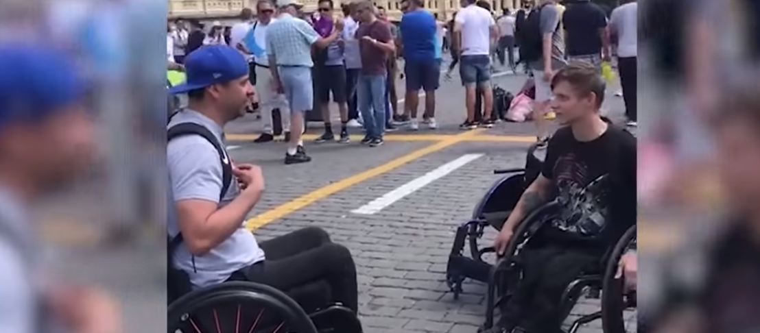 Новости России: Американец, приехавший на ЧМ, подарил российскому болельщику свое инвалидное кресло