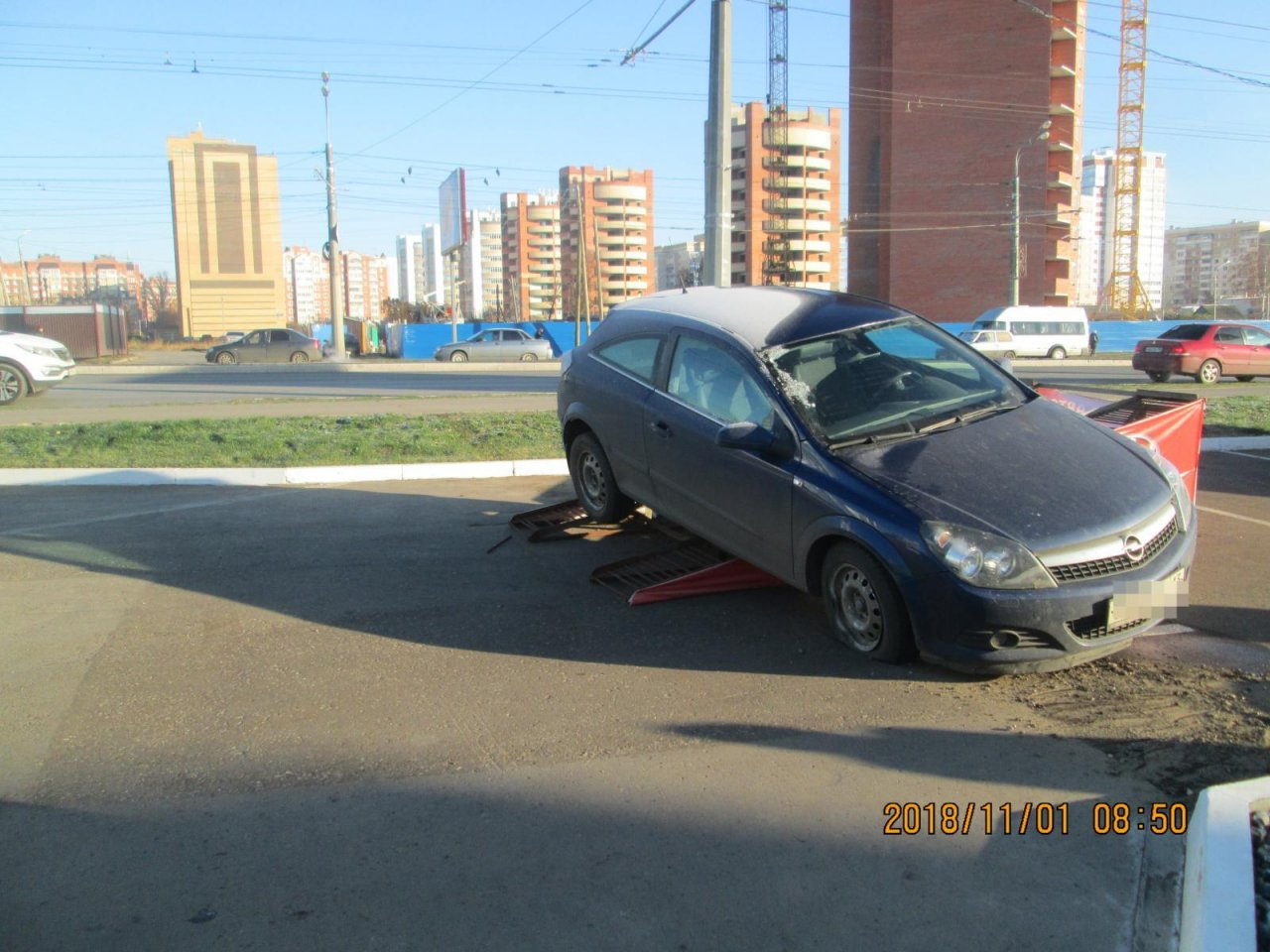 В Саранске водитель иномарки не справился с управлением и наехал на эстакаду (ФОТО)