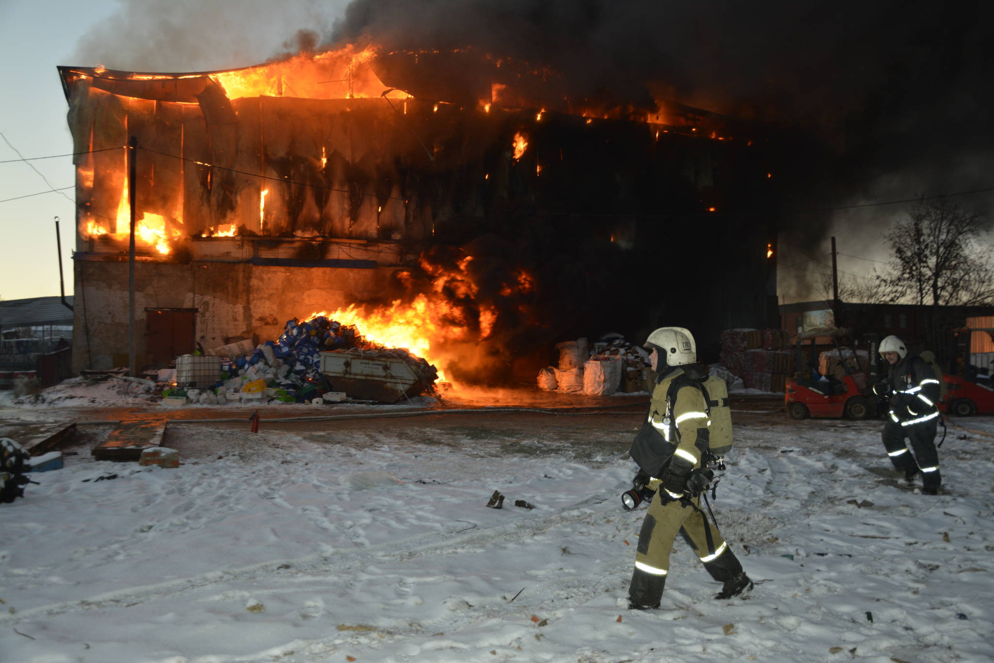 Крупный пожар на складе в Саранске: внутри помещения взрывались газовые баллоны (фото)