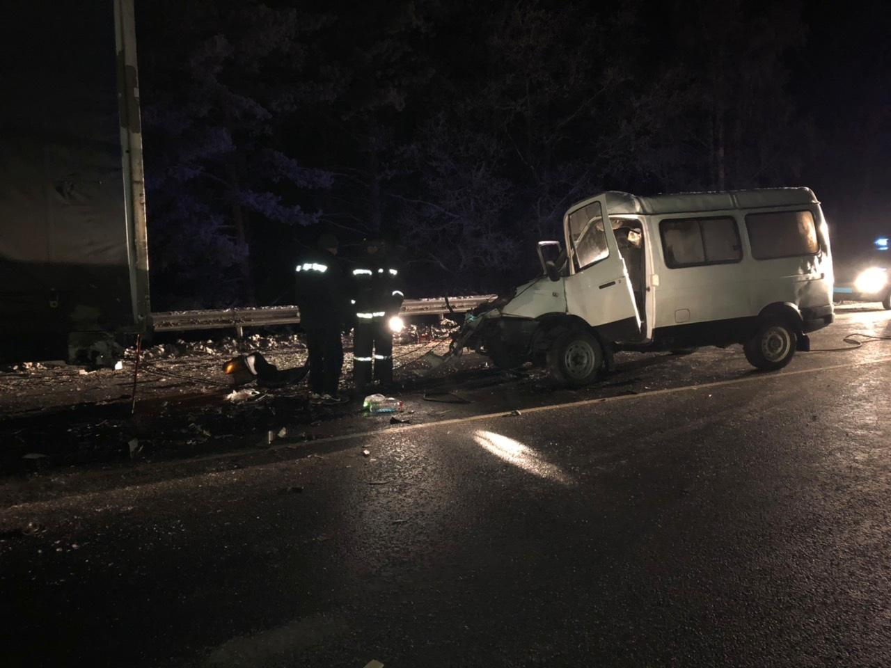 На трассе в Мордовии «ГАЗель» врезалась в большегруз (фото)