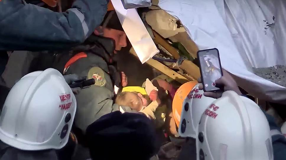 Под завалами в Магнитогорске найден живым 11-месячный ребенок