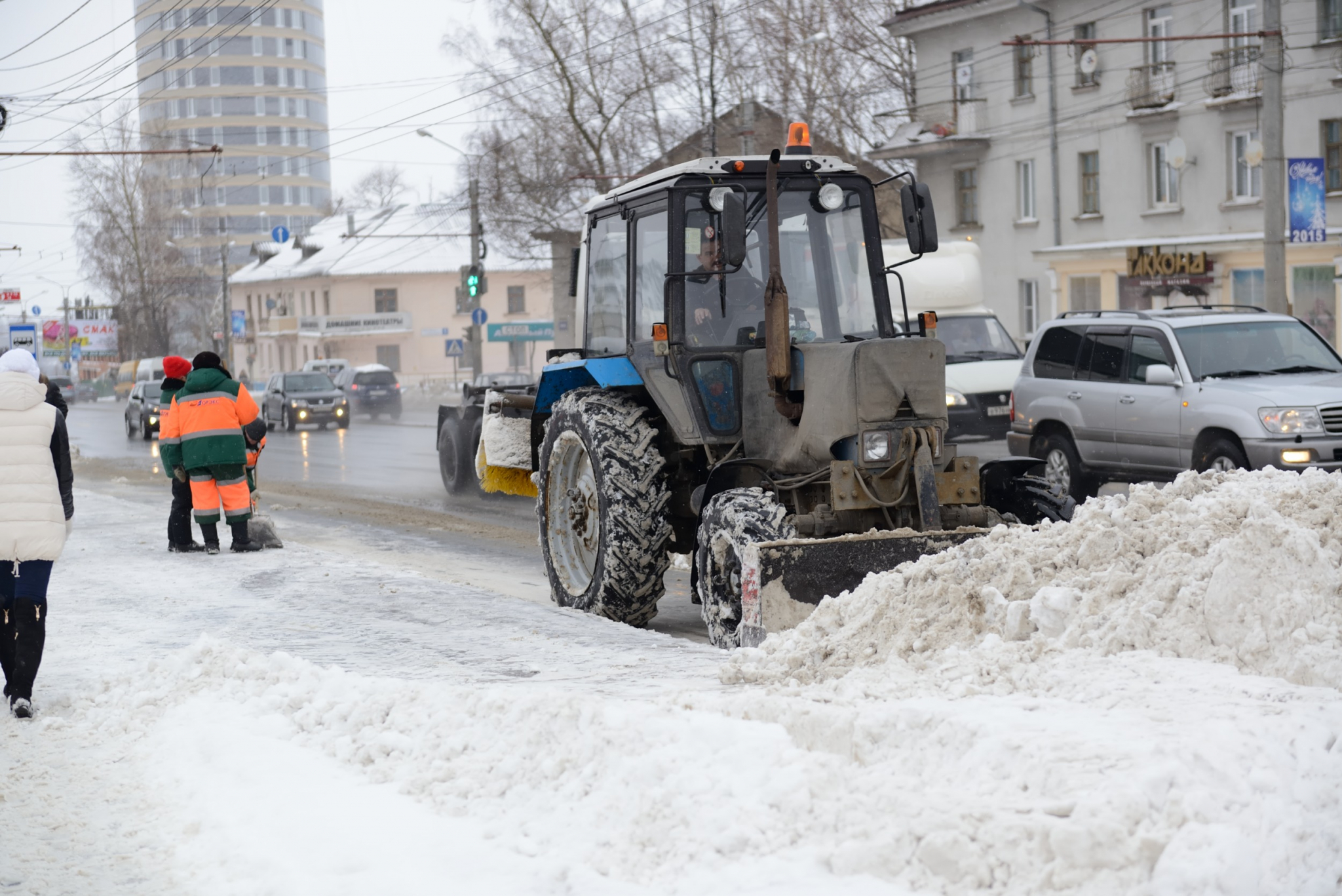 Со снегопадом в Саранске борются 143 единицы техники