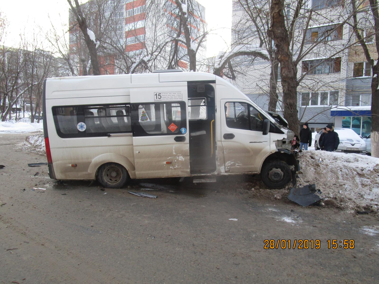 В Госавтоинспекции Мордовии рассказали подробности ДТП с маршрутным такси и иномаркой