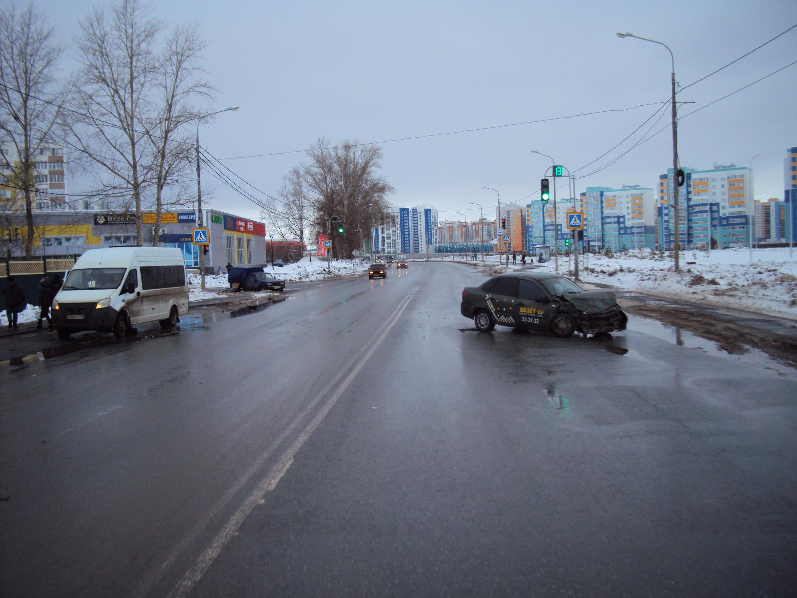 В Саранске столкнулись «ИЖ» и такси: есть пострадавший