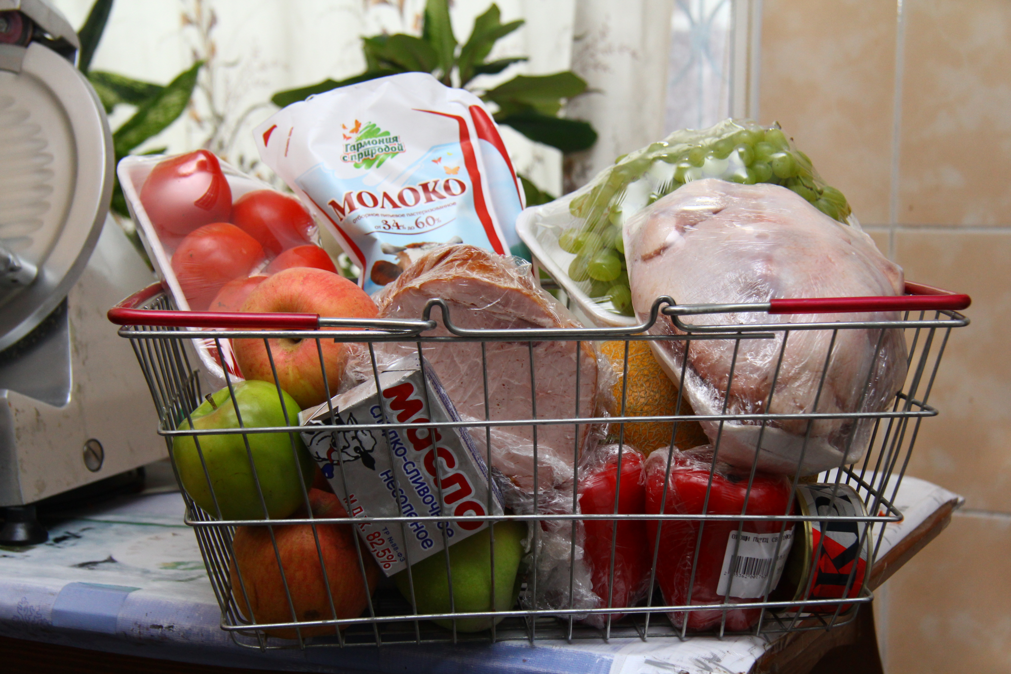 Житель Саранска попытался украсть продукты из супермаркета и несколько раз ударил продавца