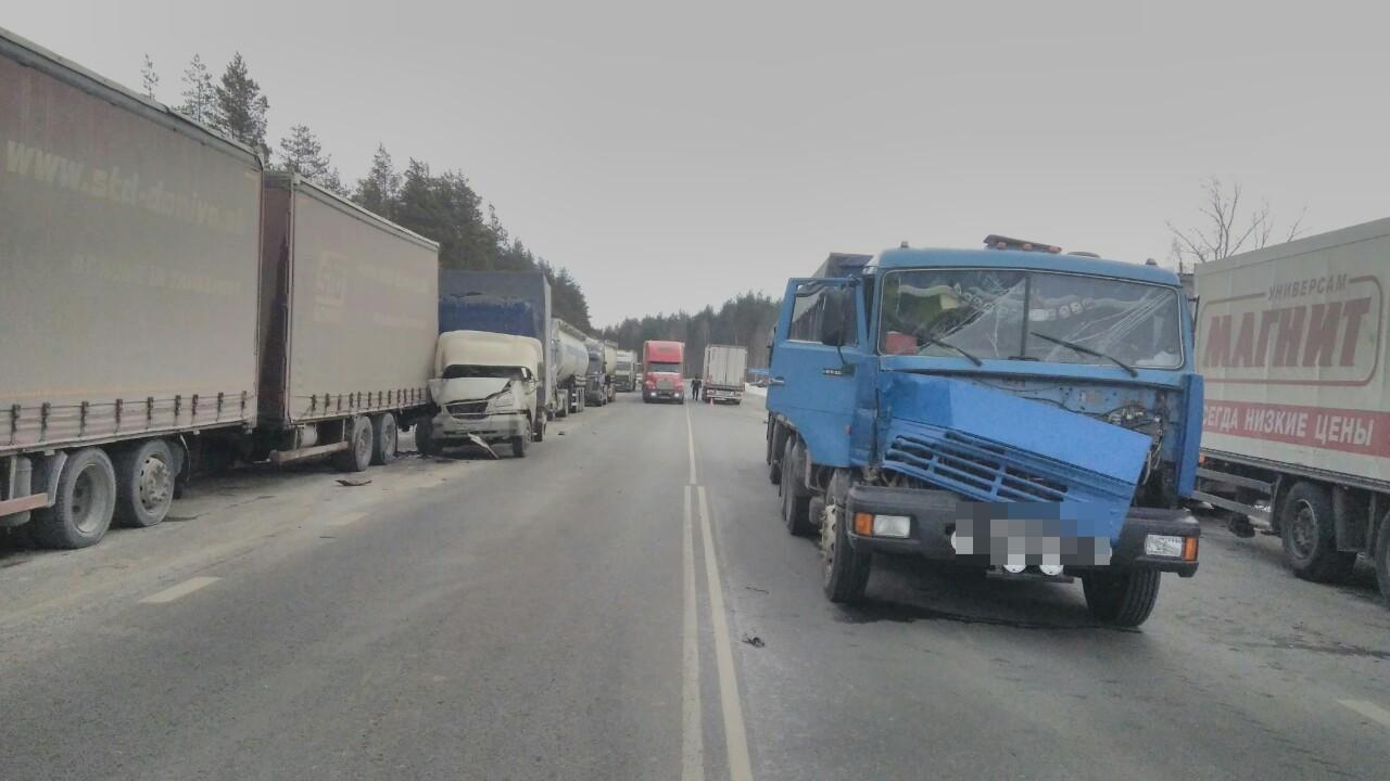 Массовое ДТП с грузовиками на трассе в Мордовии: пострадал один человек