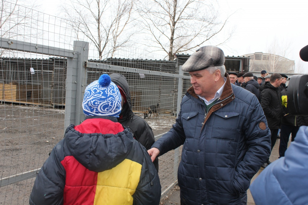 Мэр Саранска помог юному горожанину выбрать щенка в приюте для безнадзорных животных