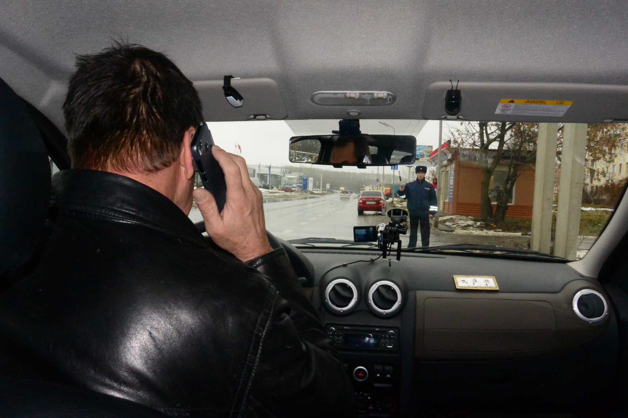 40 любителей поговорить по телефону за рулем поймали в Саранске
