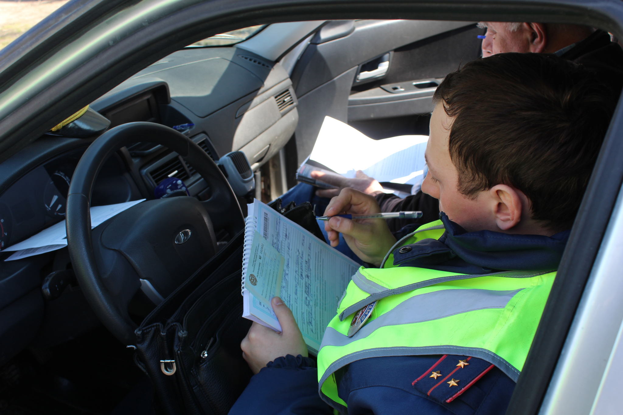 На дорогах Саранска госавтоинспекторы искали нелегальных таксистов