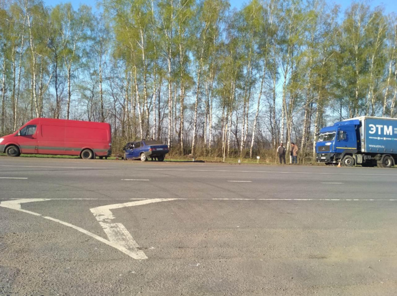 В Мордовии столкнулись ВАЗ, микроавтобус и грузовик, пострадали два человека