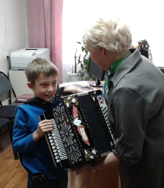 Мэр Саранска подарил свою гармонь школьнику-музыканту