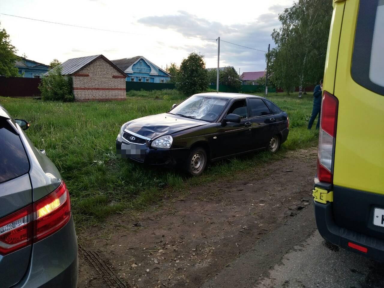 Две школьницы, перебегая дорогу, попали под колеса «Приоры» в Мордовии (фото)
