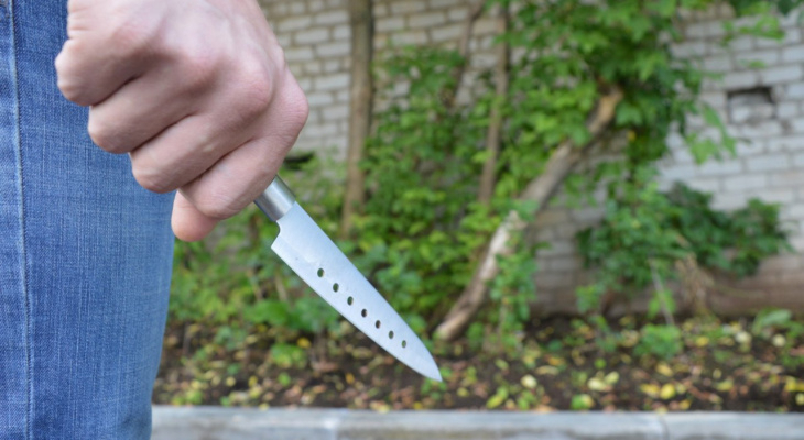 В Саранске пьяный мужчина всадил нож в печень соседа