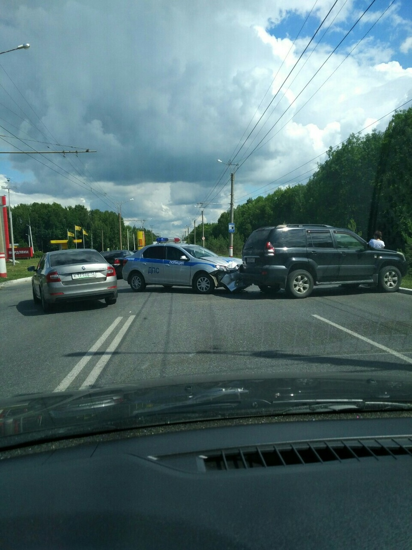 В Саранске столкнулись автомобиль ДПС и дорогой внедорожник