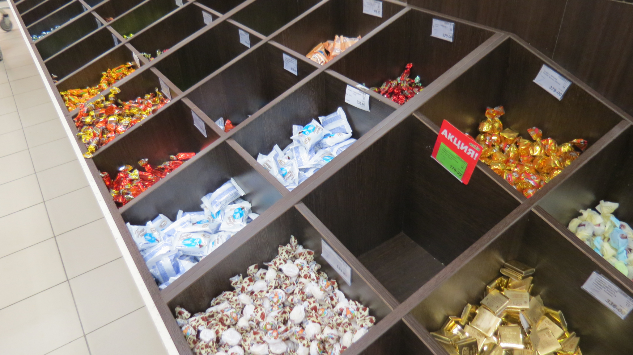 В Мордовии пьяные сладкоежки украли из магазина конфеты и 16 плиток шоколада