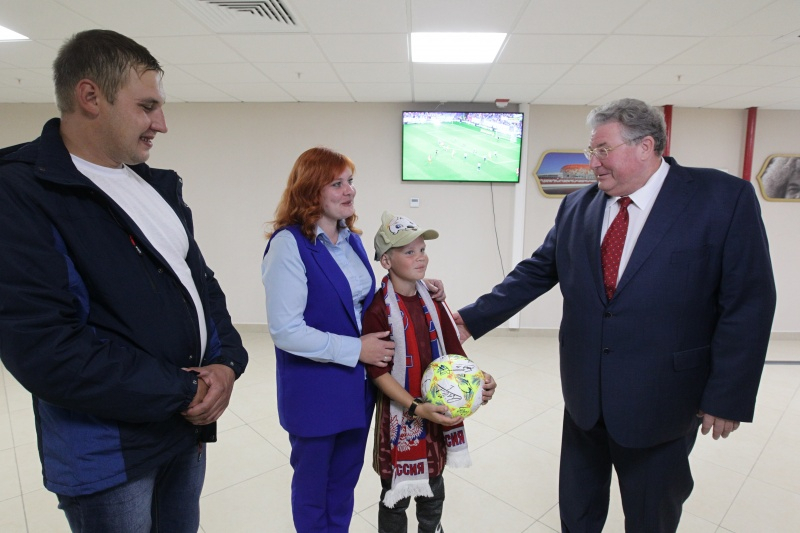 Глава Мордовии вручил мальчику, спасшему сестру на пожаре, мяч с автографами игроков сборной России
