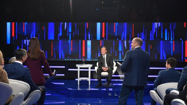 Медведев призвал к изменениям в рабочем графике россиян