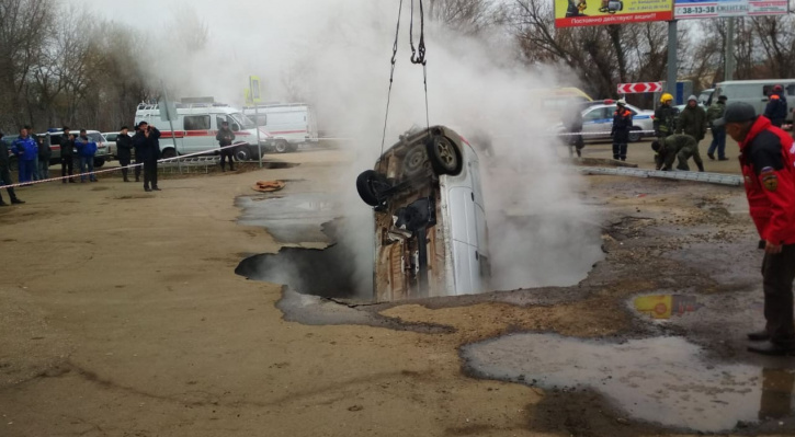 В Пензе автомобиль провалился в яму с кипятком: два человека погибли