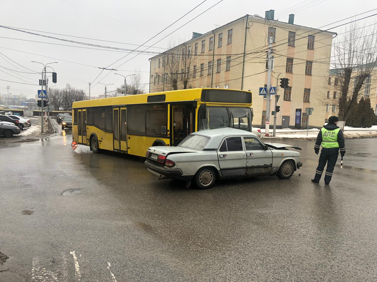 В Саранске столкнулись автобус и «Волга», один человек погиб