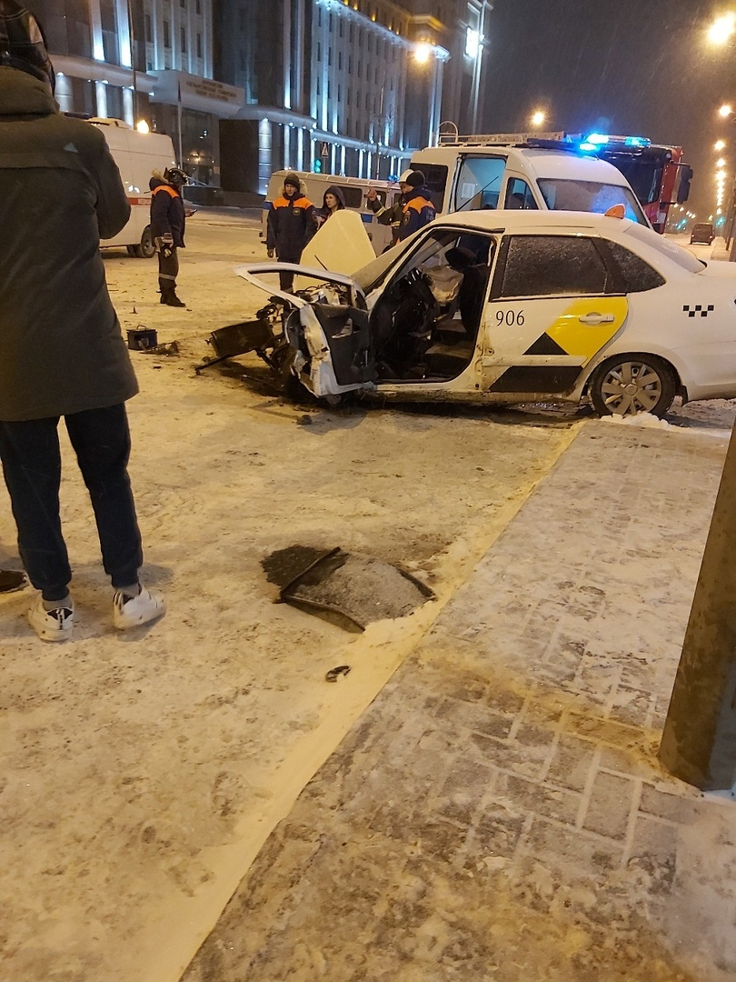 После жесткого столкновения в центре Саранска машину отбросило прямо на пешеходов