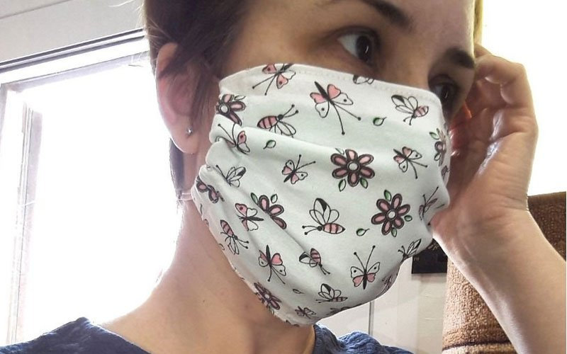 В Мордовии женщина шьет бесплатные медицинские маски