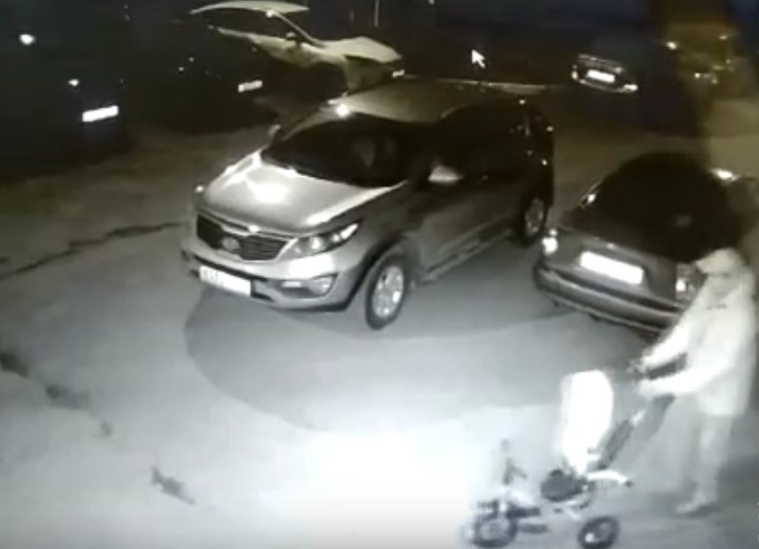 В Саранске неизвестный украл детский велосипед, оставленный около подъезда (видео)