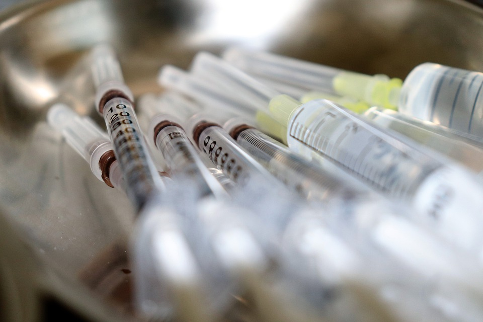 Стали известны сроки начала массовой вакцинации россиян от COVID-19