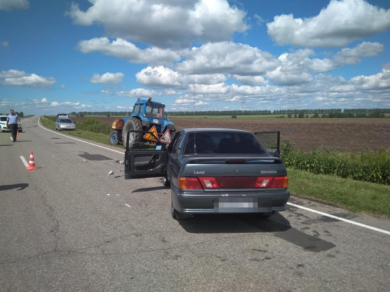 На дороге в Мордовии легковушка «влетела» в трактор
