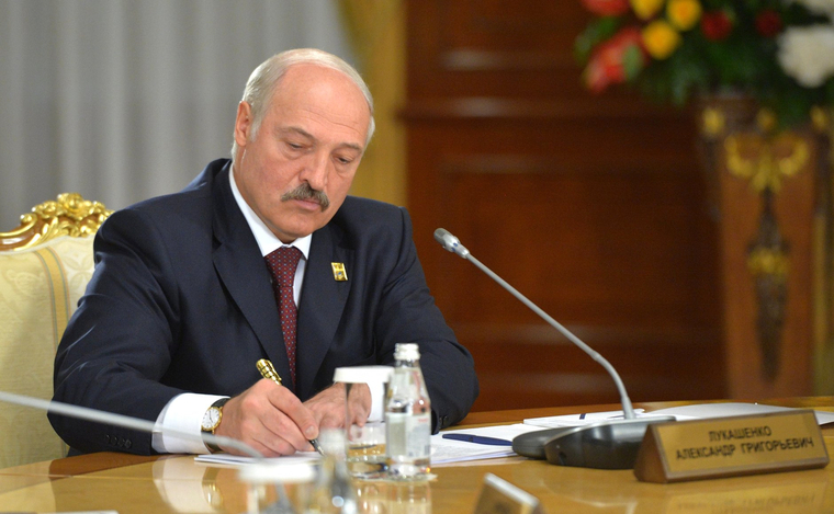 СМИ: приближенные к Александру Лукашенко интересовались о возможности его бегства в Россию