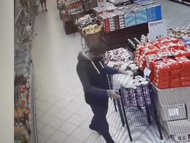 Житель Саранска украл кошелек, оставленный на стеллаже в супермаркете